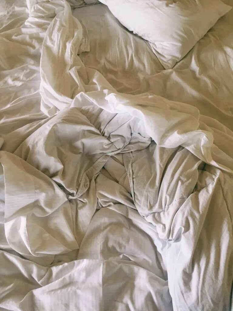 Помятая кровать. Смятая постель. Скомканное одеяло. Смятая простынь. До скрытых встреч на мятых простынях