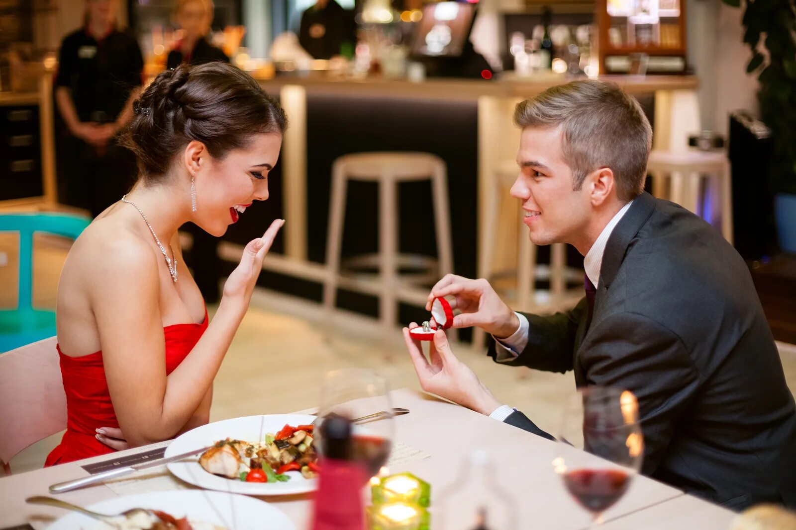 Толстый бизнесмен в ресторане. Мужчина за столом. Что делают в ресторане. Ужин на 14 февраля. Официант за столом.