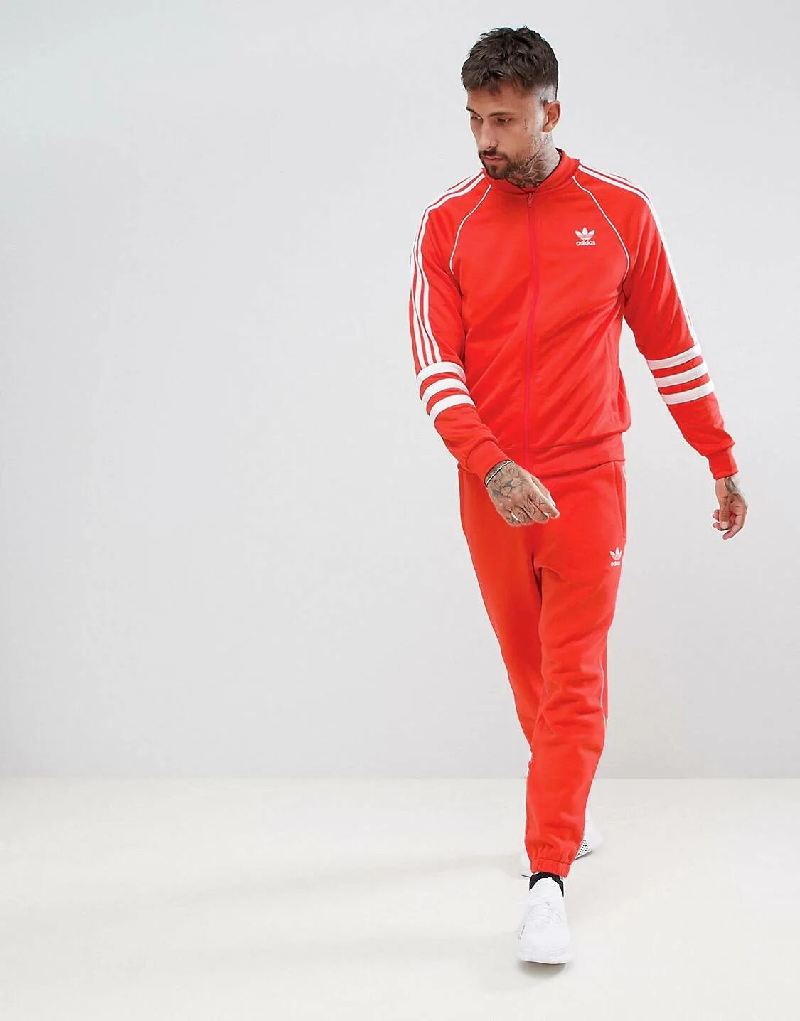 Красный костюм адидас ориджинал. Adidas Originals красный спортивный костюм. Красный костюм адидас мужской ориджинал. Красный костюм адидас мужской. Красный спортивный адидас