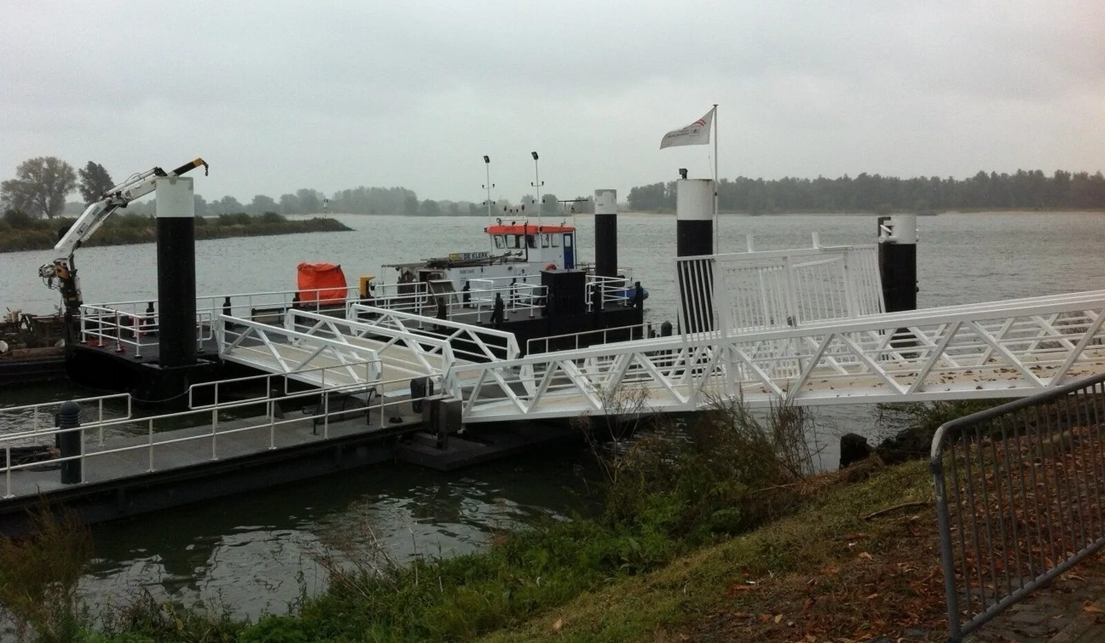 Причал 20. Мостки на сваях. Кафе причал анапа. Рис понтон на набережной ростов на дону. Причал 20.