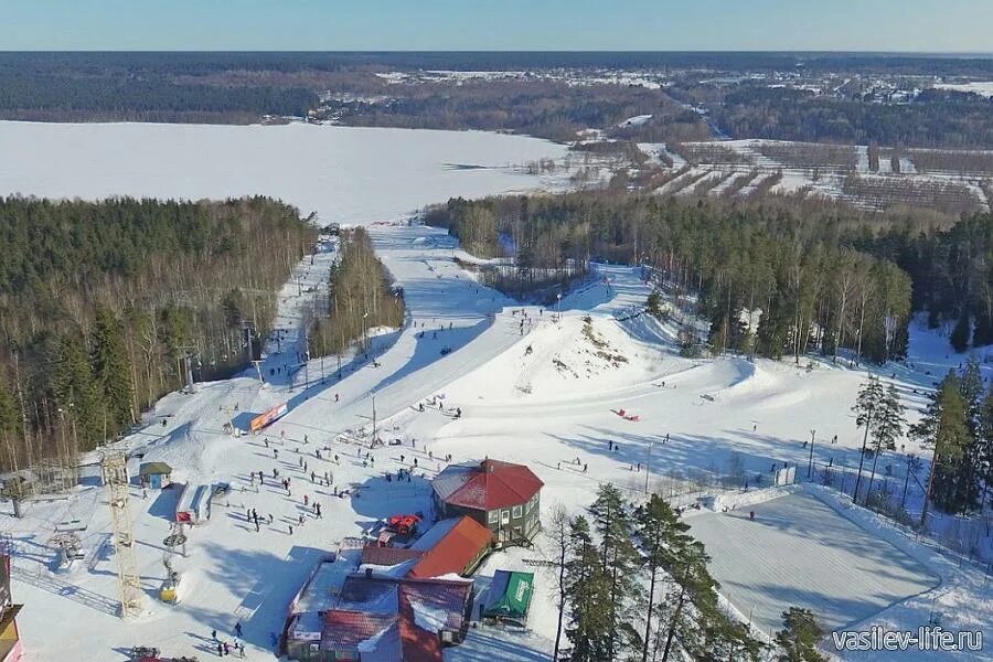 Красное озеро Коробицыно. Красное озеро Ленинградская область горнолыжный курорт. Коробицыно горнолыжный красное озеро. Горнолыжный склон Коробицыно. Сайт красное озеро курорт