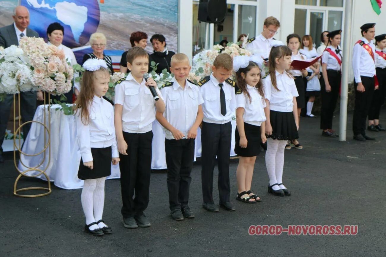 Гимназия 22 Новороссийск. 22 Школа Новороссийск. Школа 4 Новороссийск. Директор школы 4 Новороссийска.