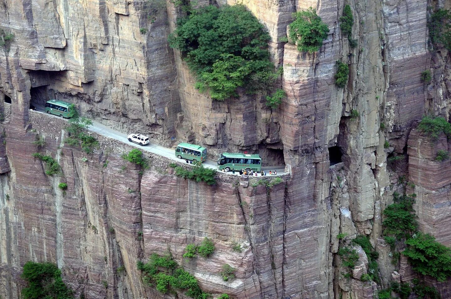 World most dangerous. Горный тоннель Гуолян в Китае. Туннель Гуолян Китай. Дорога туннелей Гуолян, Китай. Горная дорога Гуолян Китай.