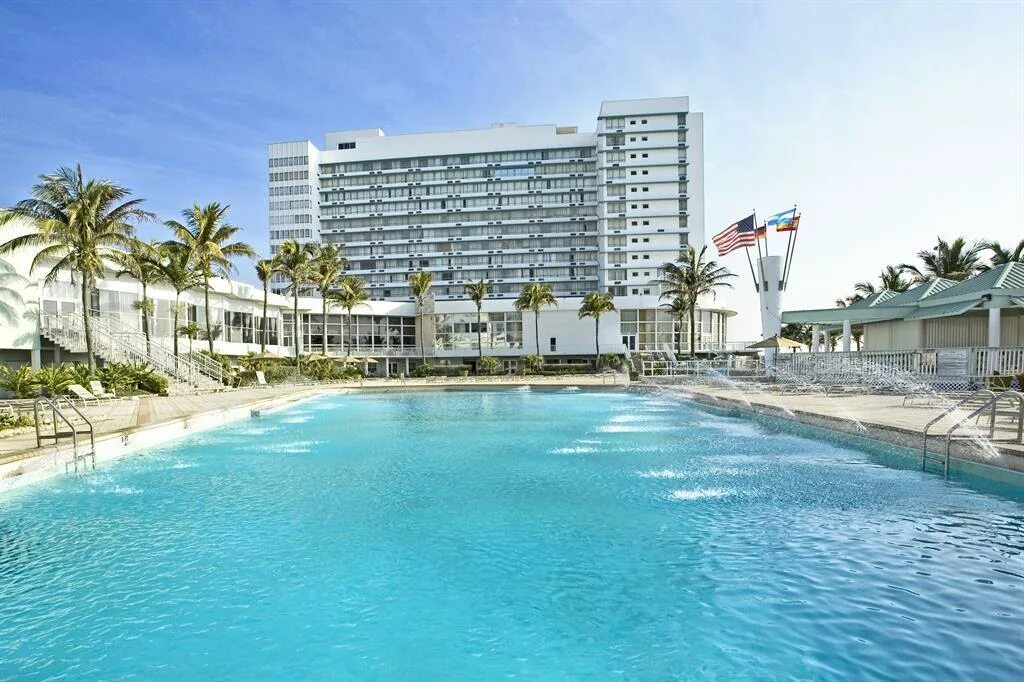 Купить путевку в маями. Майами отели. Отель Deauville Beach Resort. Майами отели 5 звезд. Знаменитые отели Майами.