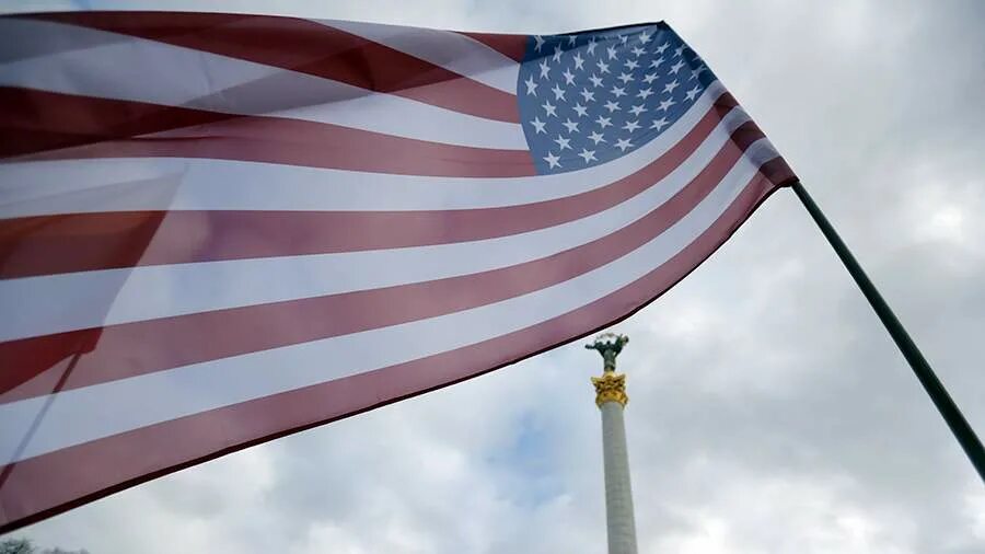 флаги сша на майдане. флаг украины и сша. вашингтон сша санкции. флаг индии и сша. помощь сша оказывали страны.