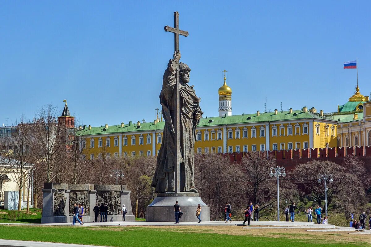 20 памятников москвы. Памятник князю Владимиру в Москве. Памятник Владимиру в Москве на Боровицкой. Памятник князю Владимиру в Москве на Боровицкой площади.