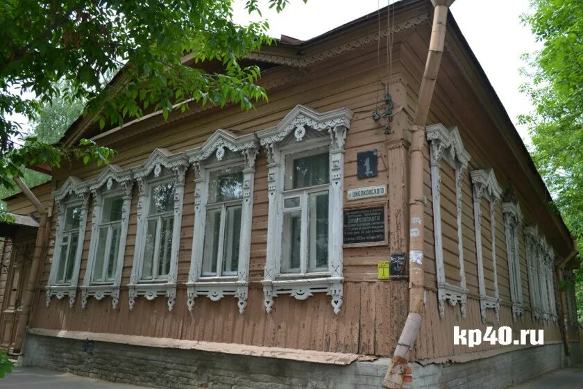 Дом калужское деревянный. Суздальский домик с мезонином. Кирпичный дом в купеческом стиле. Дом мастеров калуга. Дом калужское деревянный.