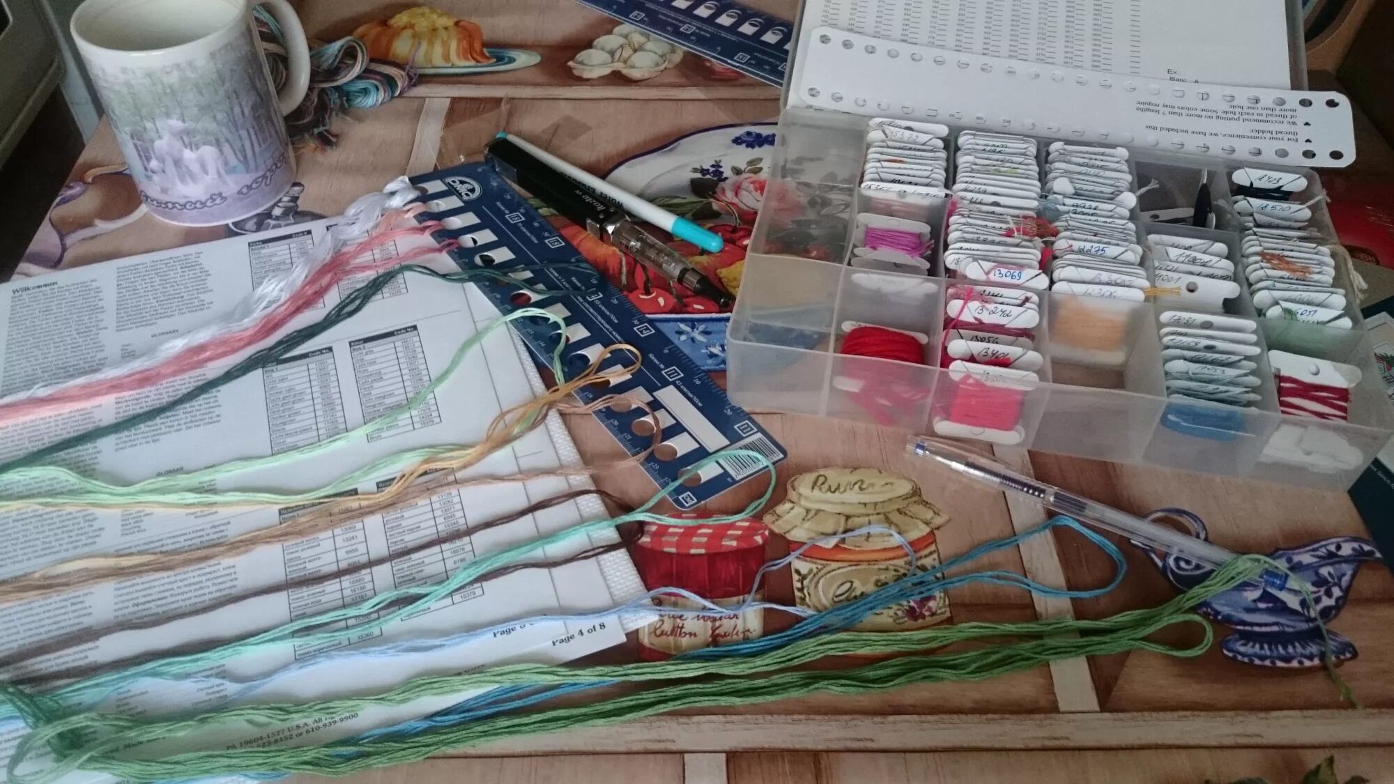 Нитки разбор по цвету. Органайзер для мулине. Органайзер для мулине деревянный. Органайзер для мулине своими руками. Мулине разобранном виде.