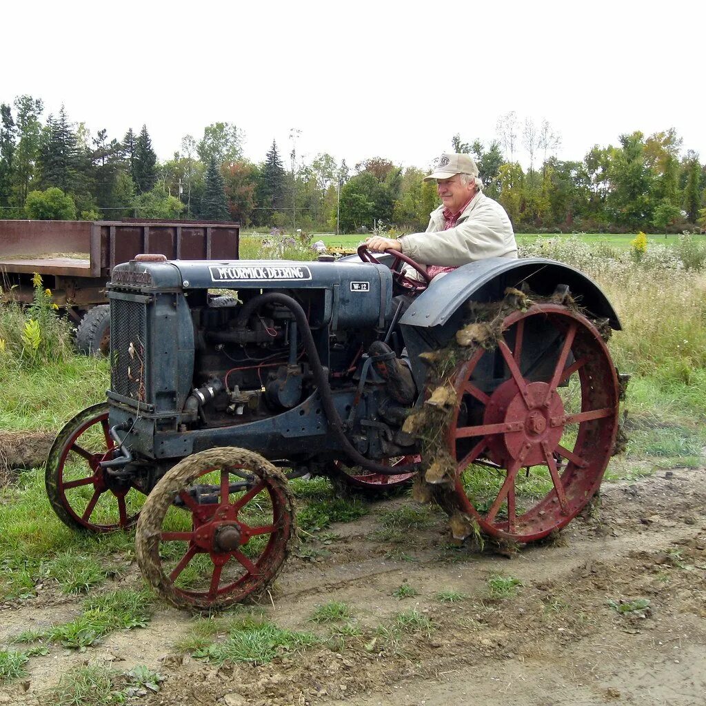 Купить старый трактор. Маккормик трактор. Маккормик Диринг. Старинные трактора. Старый трактор.