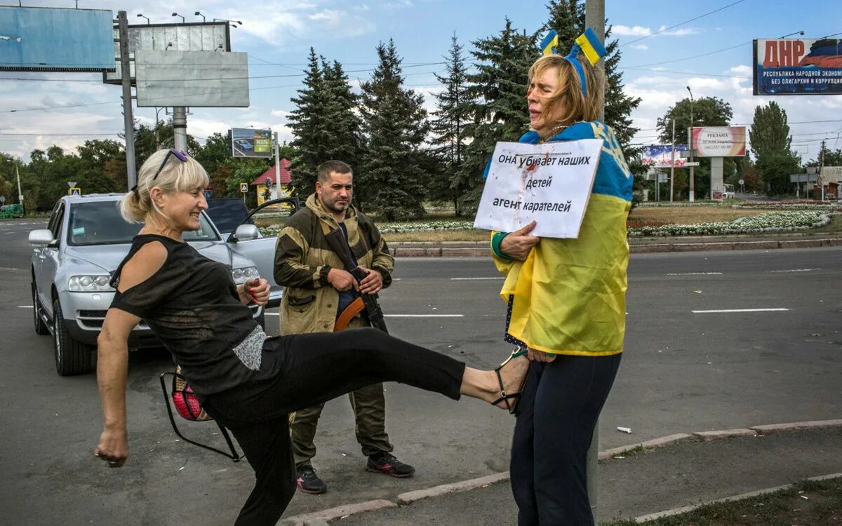 Ненавижу русских женщин. Женщина привязанная к столбу в Донецке.