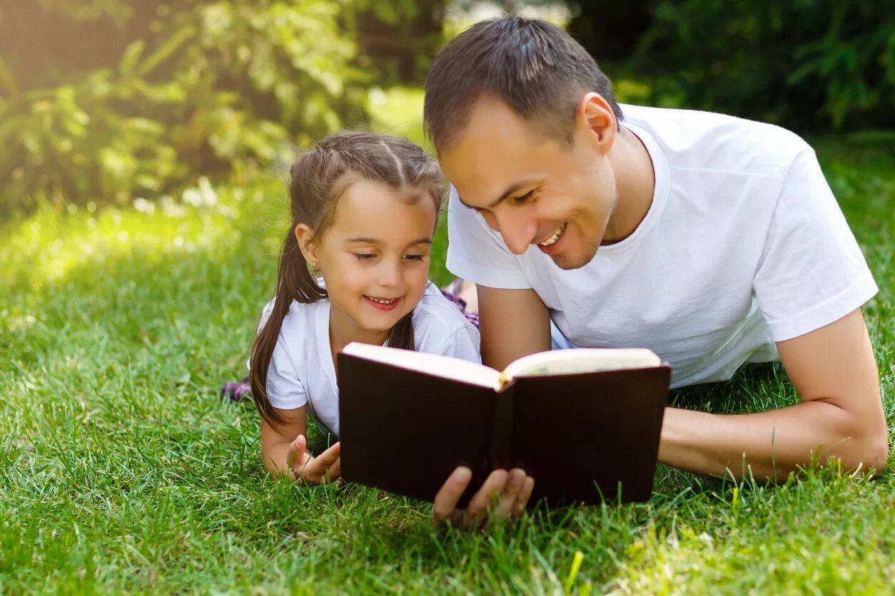Читаем библию. Отец читает Библию ребенку. Библия для детей. Библия о семье. Чтение с мамой на природе.