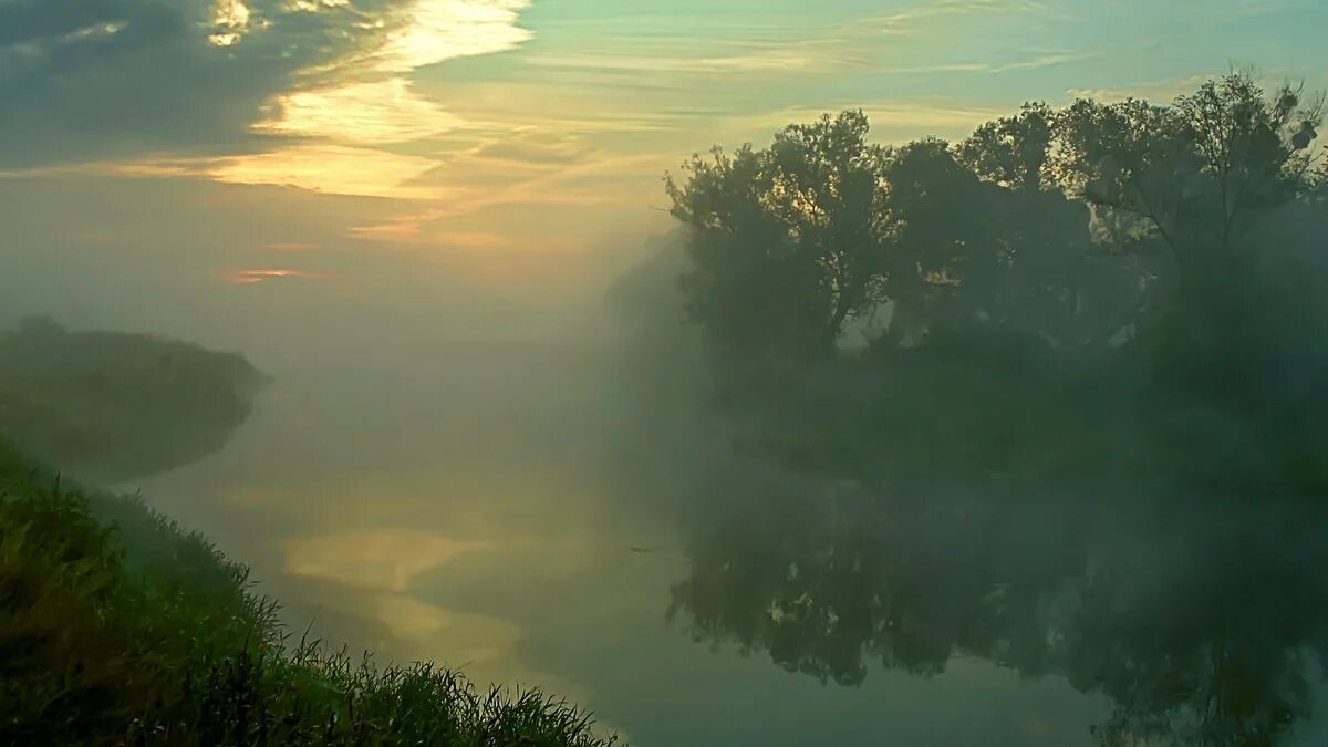 Песня над рекой туман дым. Августовский туман. Рассвет туман. Утренний туман. Туман над озером.