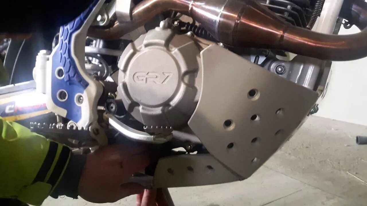 Gr8 мотоцикл 4t. Защита для двигателя для двигателя 172 FMM. Защита двигателя Авантис 250. Защита крышек двигателя 172fmm. Gr 7 4t 172fmm.