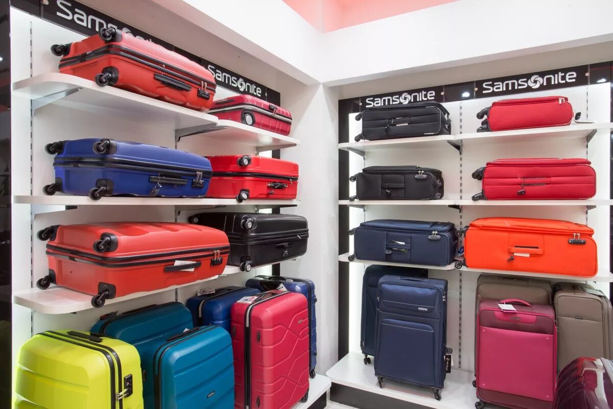 Полки для рюкзаков. Место для хранения чемоданов. Хранение чемоданов. Чемодан для хранения. Чемодан в квартире.