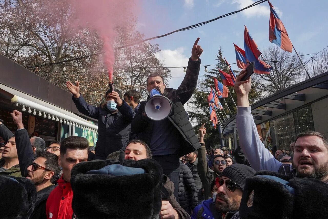 Пашинян на протестах в Армении. Митинг Армении против Пашиняна. Армения революция 2018 Пашинян. Бархатная революция в Армении 2018. Вести армяне