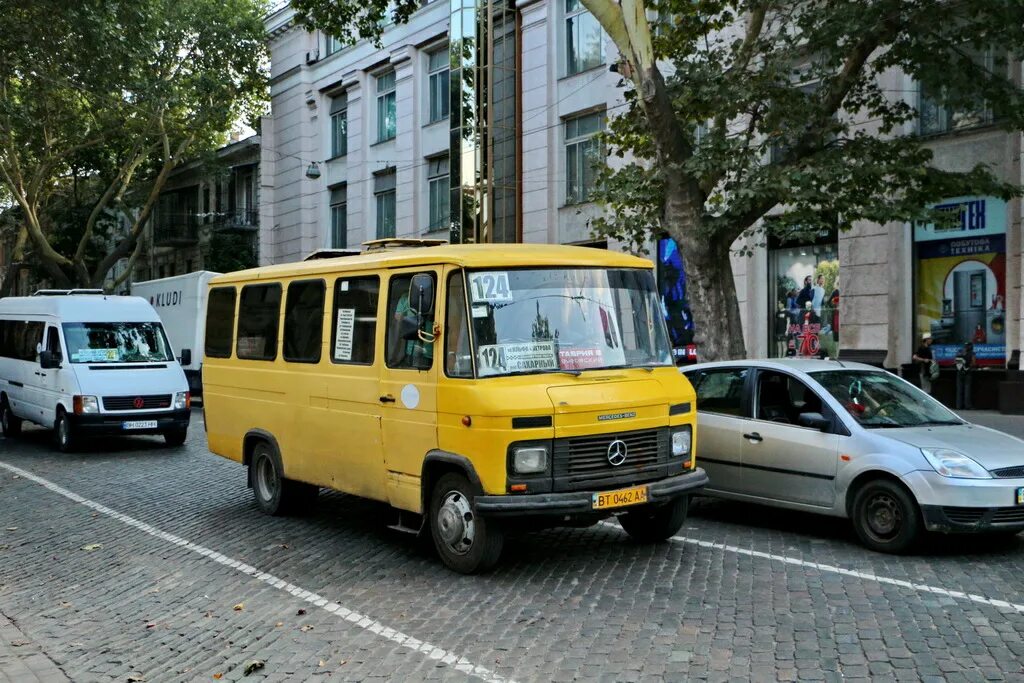 Маршрутки в старом городе. Старые маршрутки. Украинские автобусы. Украинские микроавтобусы. Украинская маршрутка.