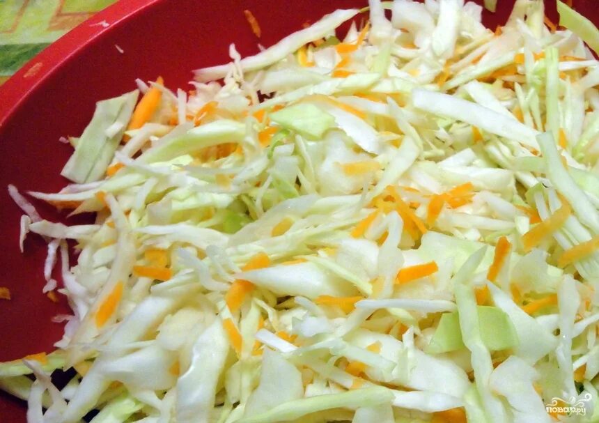 Капуста быстро с чесноком. Маринованная капуста с луком. маринованная капуста с чесноком. маринованная капуста с целым чесноком. капуста маринованная с луком чесноком перцем маслом.
