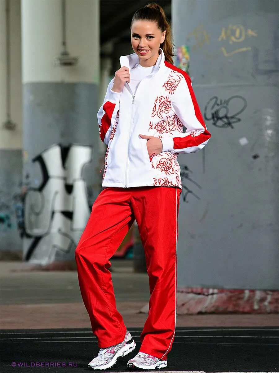 Новые коллекция спортивных костюмов. Спортивный костюм. Спортивный костюм женский. Красный спортивный костюм. Красный спортивный костюм женский.