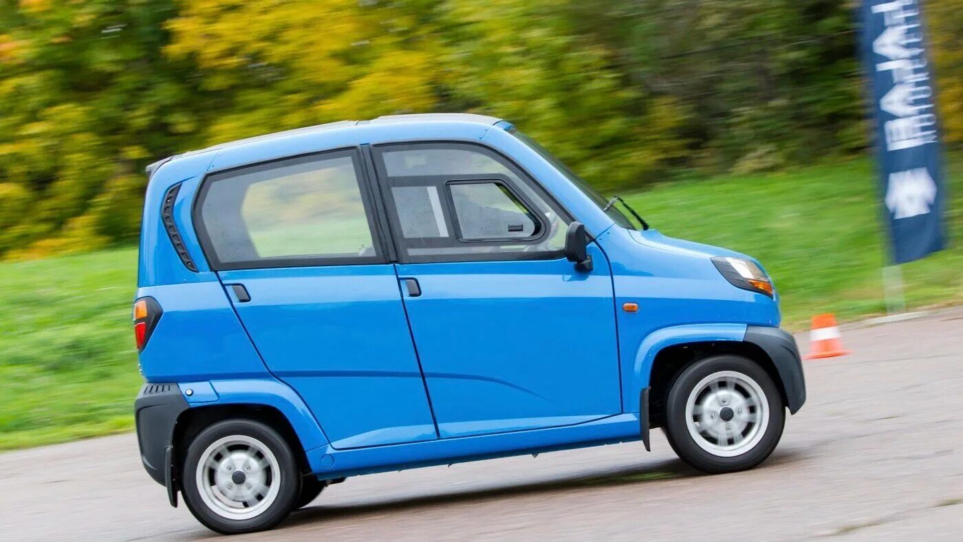 Маленькая дешевая машина. Индийская машина Bajaj. Bajaj Qute. Bajaj Qute i. Индийская малолитражка Bajaj.