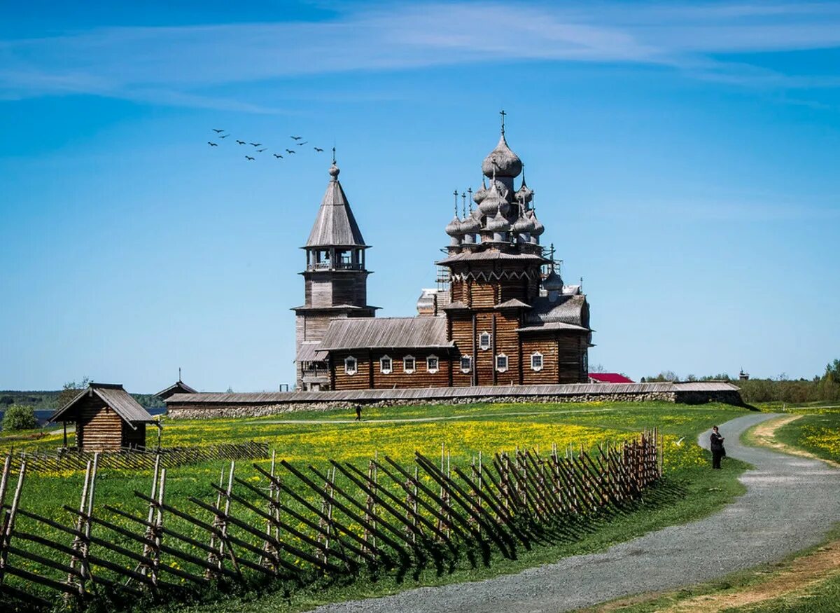 Кижи музей-заповедник. Храмовый комплекс в Кижах. Остров Кижи Карелия. Остров Кижи музей деревянного зодчества.