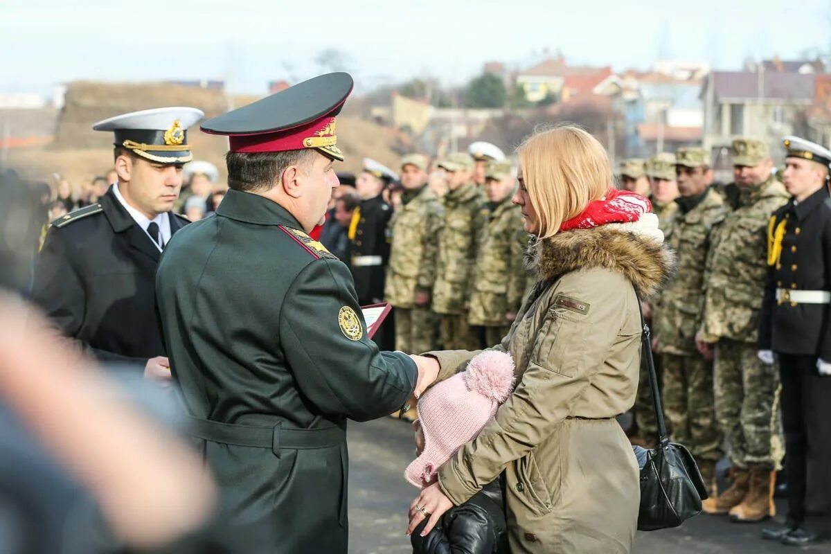 Семьям погибших военных. Семья военнослужащего. Жены военнослужащих. Семьи погибших военнослужащих. Военный с семьей Россия.