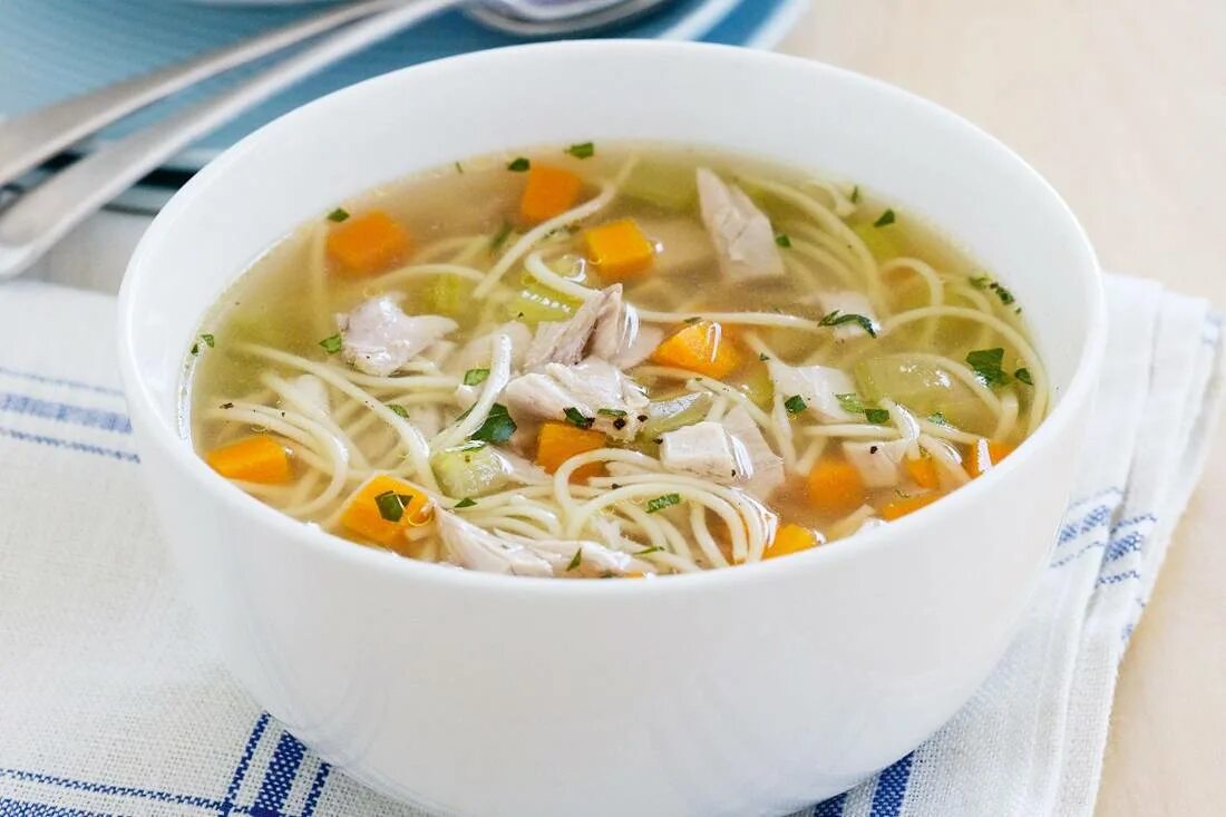 суп со свининой и вермишелью. вермишелевый суп со свининой. суп из свинины с картошкой и вермишелью. картофельный суп со свининой. суп с колбасой.