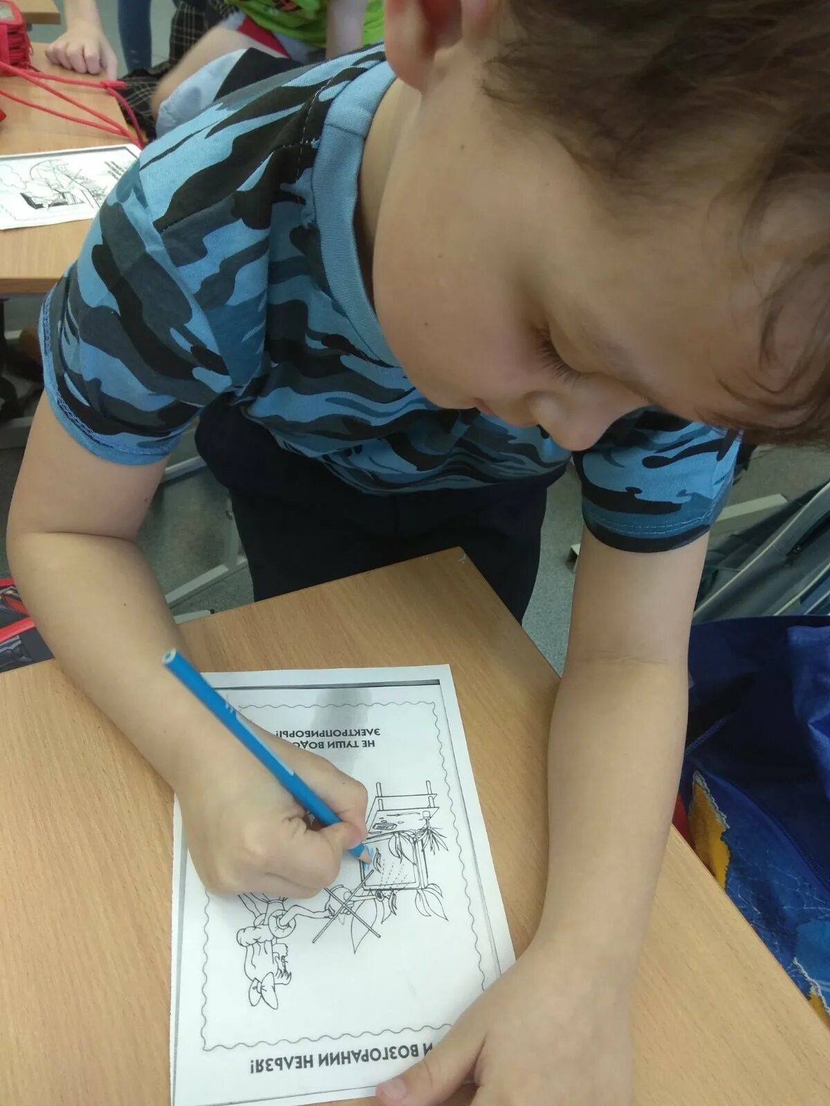 первоклассник за компьютером. подарок руками детей губернатору от школьников. ученик отличник. школьник с ноутбуком. лицо школьника.