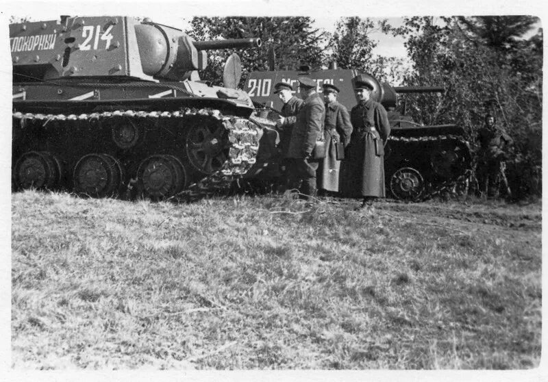 М Фотография Памятник Мальчик Дети Танк ИС-3 в честь КВ-1 Беспощадный Воронеж Ос