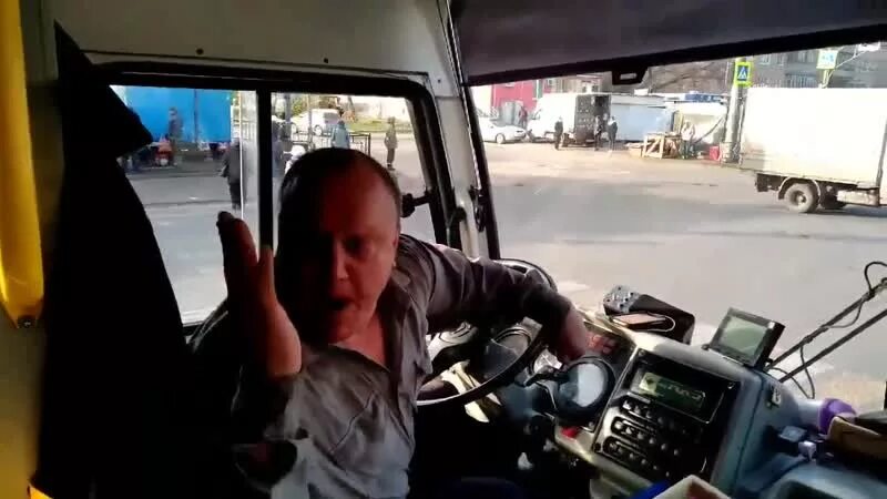 Водитель автобуса видео. Выгнали с автобуса. водитель автобуса в воронеже выгнал. водитель автобуса преодолевает грязь.