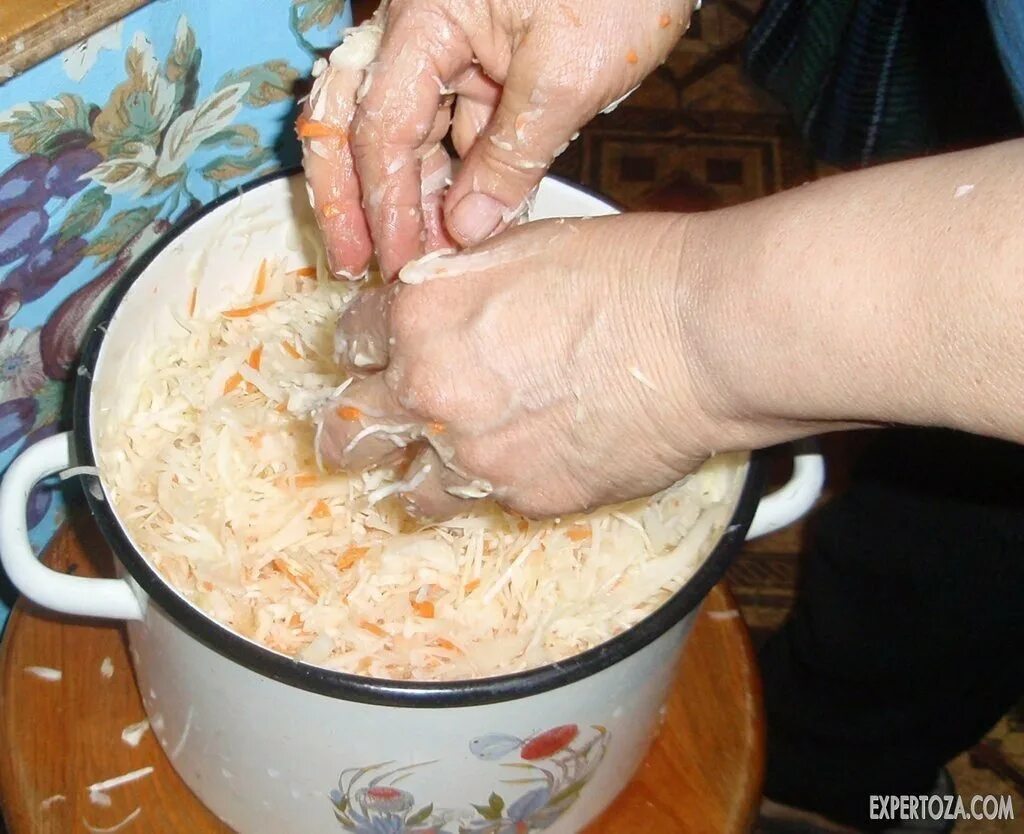 Капуста на зиму в кастрюле хрустящая. Капуста квашеная. квашение капусты в домашних. капуста квашеная в кастрюле. квашеная капуста за 2 часа.