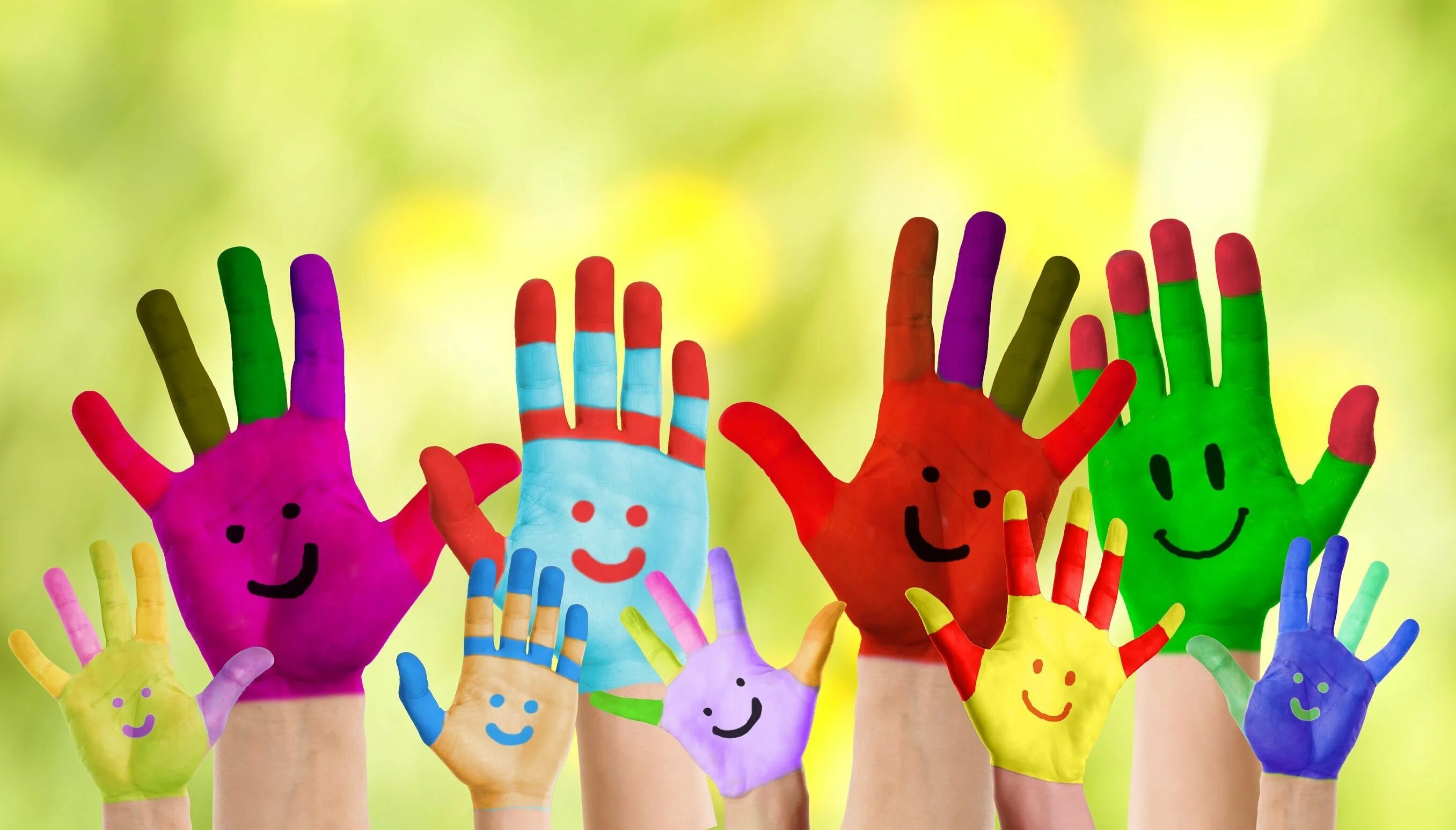 Пальчики картинки для детей. Разноцветные ладошки. Разноцветные детские ладошки. Разноцветные пальчики. Разноцветные ладони.