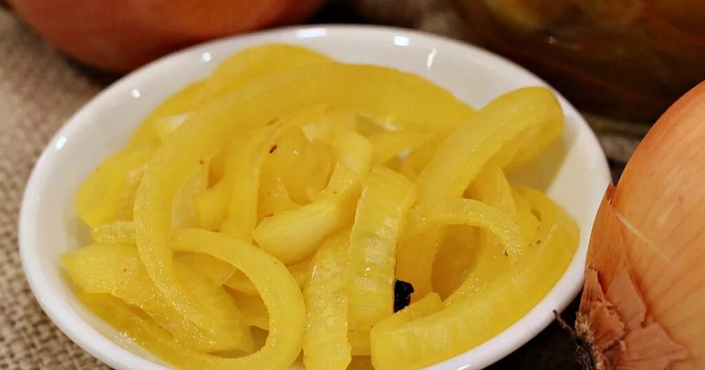 Как замариновать лук с лимоном. Маринованный лук. лук маринованный в лимонном соке. лук репчатый маринованный. маринованный лук с апельсином.