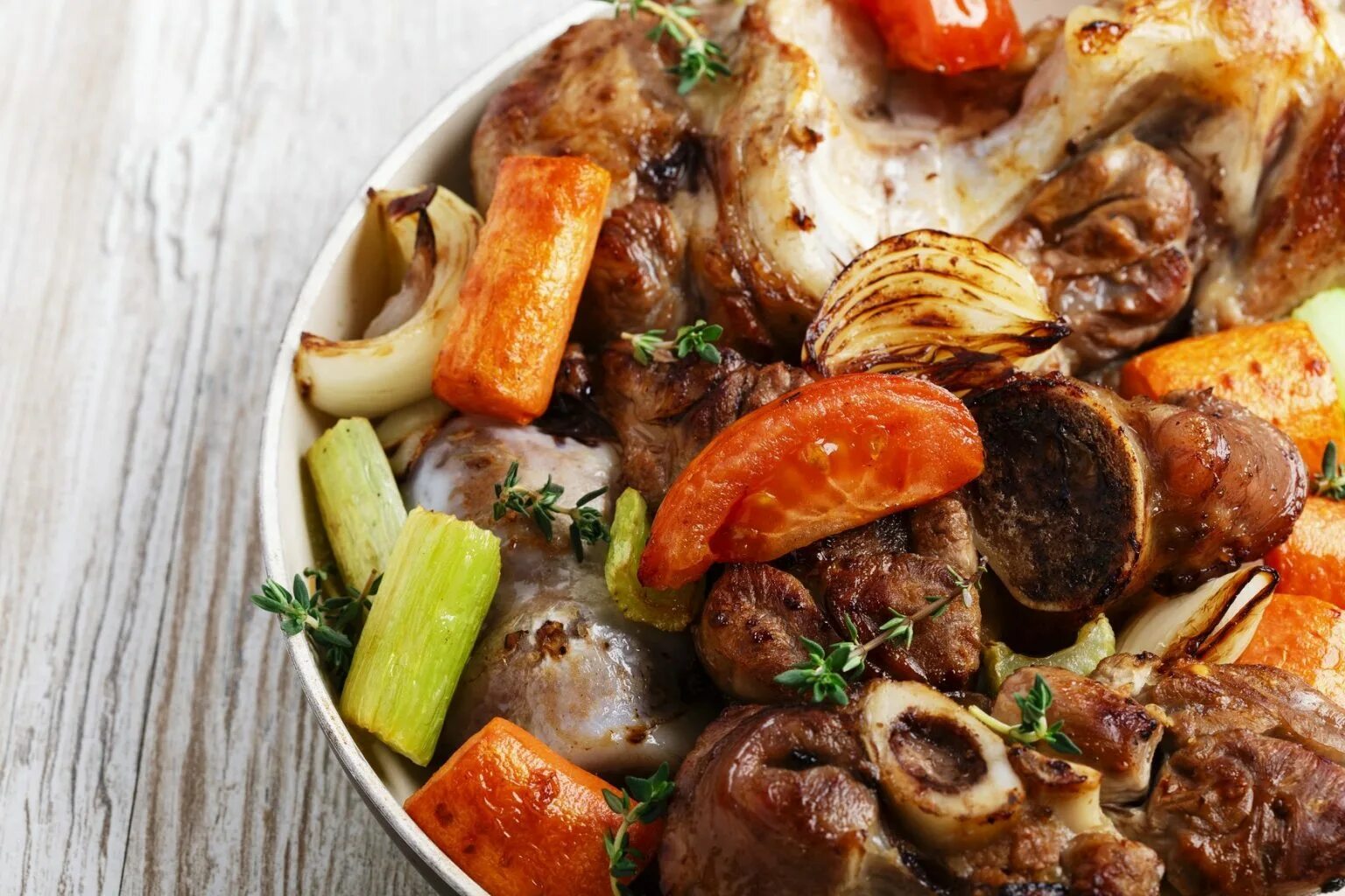 Картофель с говядиной и овощами. Баранина тушеная с овощами в казане. душенина. баранина с овощами в духовке. мясо запеченное с овощами.