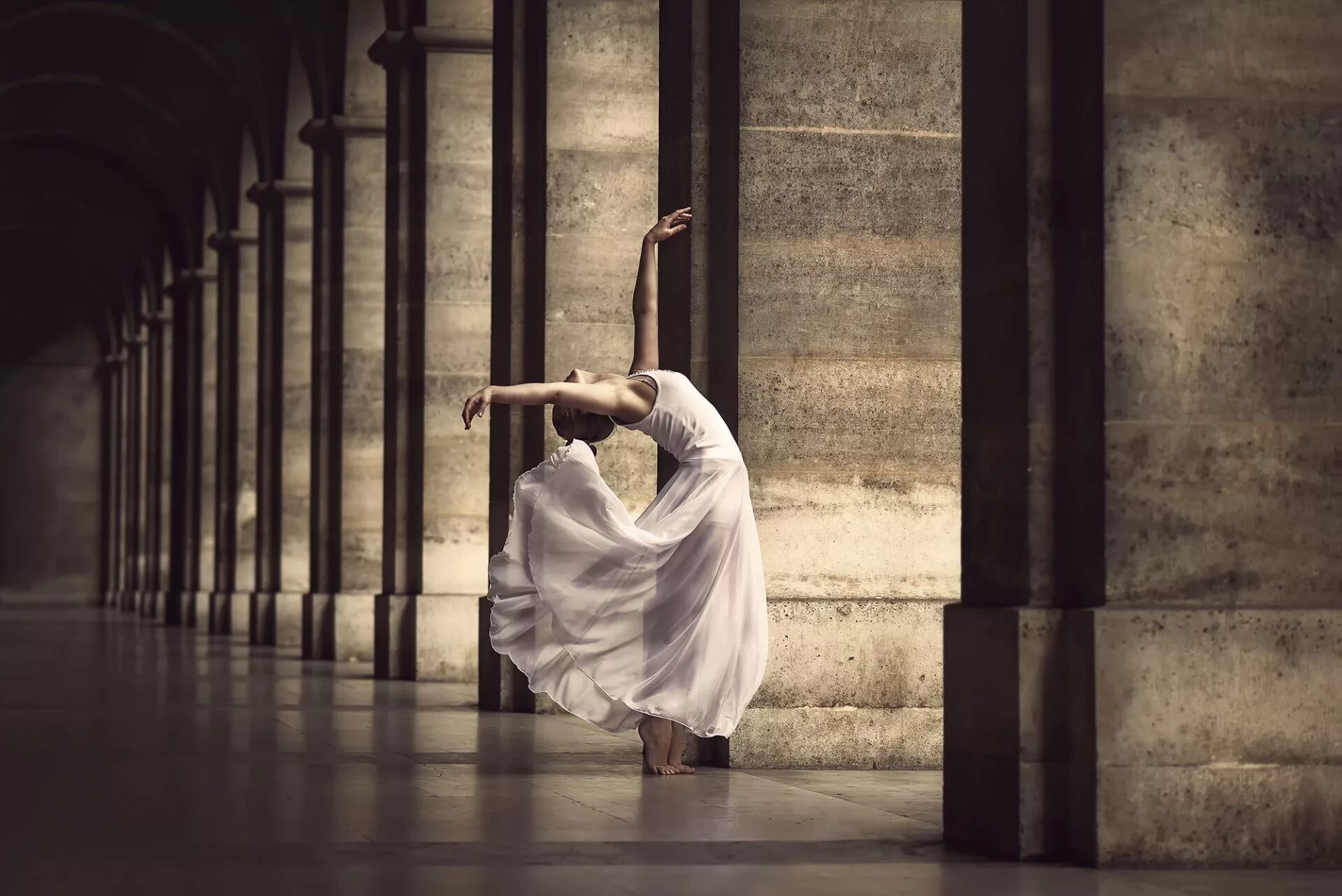 Балерина. Девушка балерина. Танцовщица в белом платье. Балерина фото. Расслабленный танец