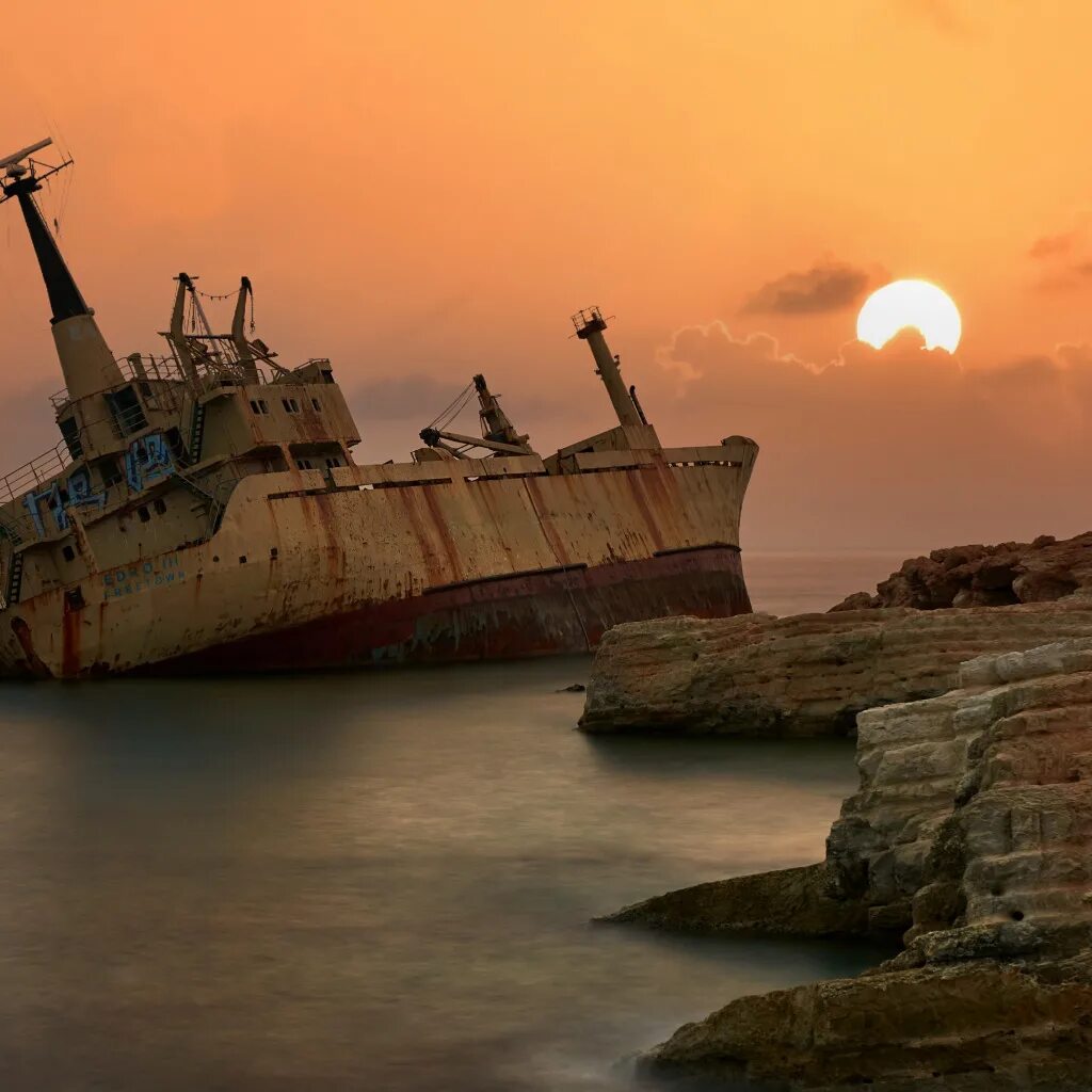 Ship rock. Скалы корабли. Море скалы корабль фото. Кораблекрушение фото. Море закат корабль.