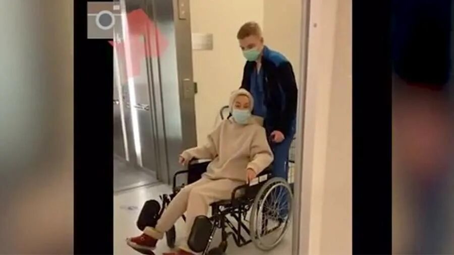 Муж и жена инвалид. Женщина в инвалидной коляске. Молодые люди с ограниченными возможностями. Мужчина в инвалидной коляске. Муж и жена инвалид.