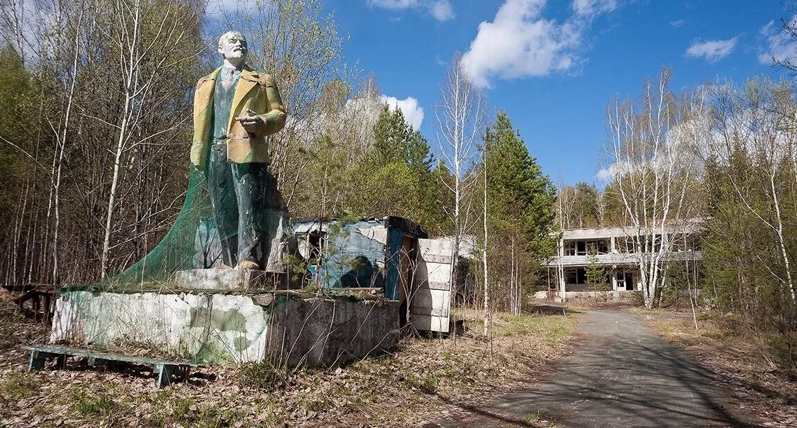 Озеро Шитовское заброшенный Пионерский лагерь. Лагерь Березки озеро Шитовское. Заброшенный Пионерский лагерь статуи. Заброшенный Пионерский лагерь Лесное озеро. Березка ленина