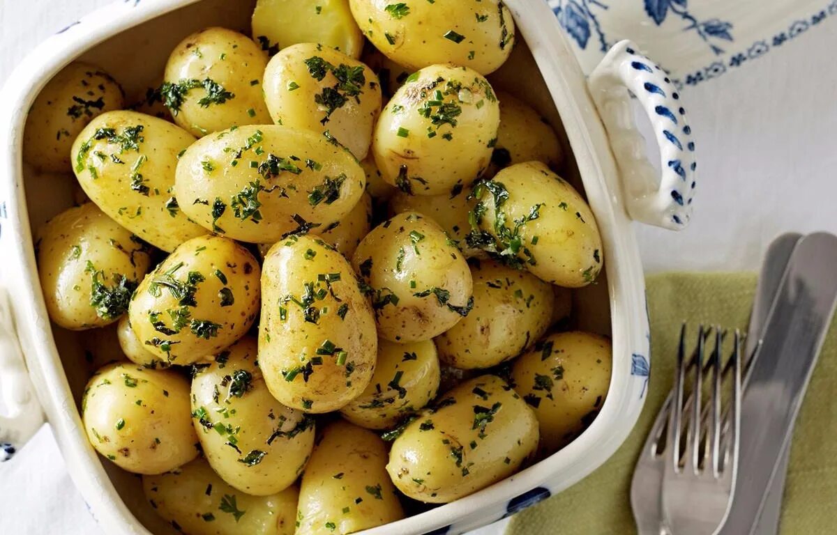Вареная картошка. Вареный картофель. Отвар картофеля. Отварной молодой картофель