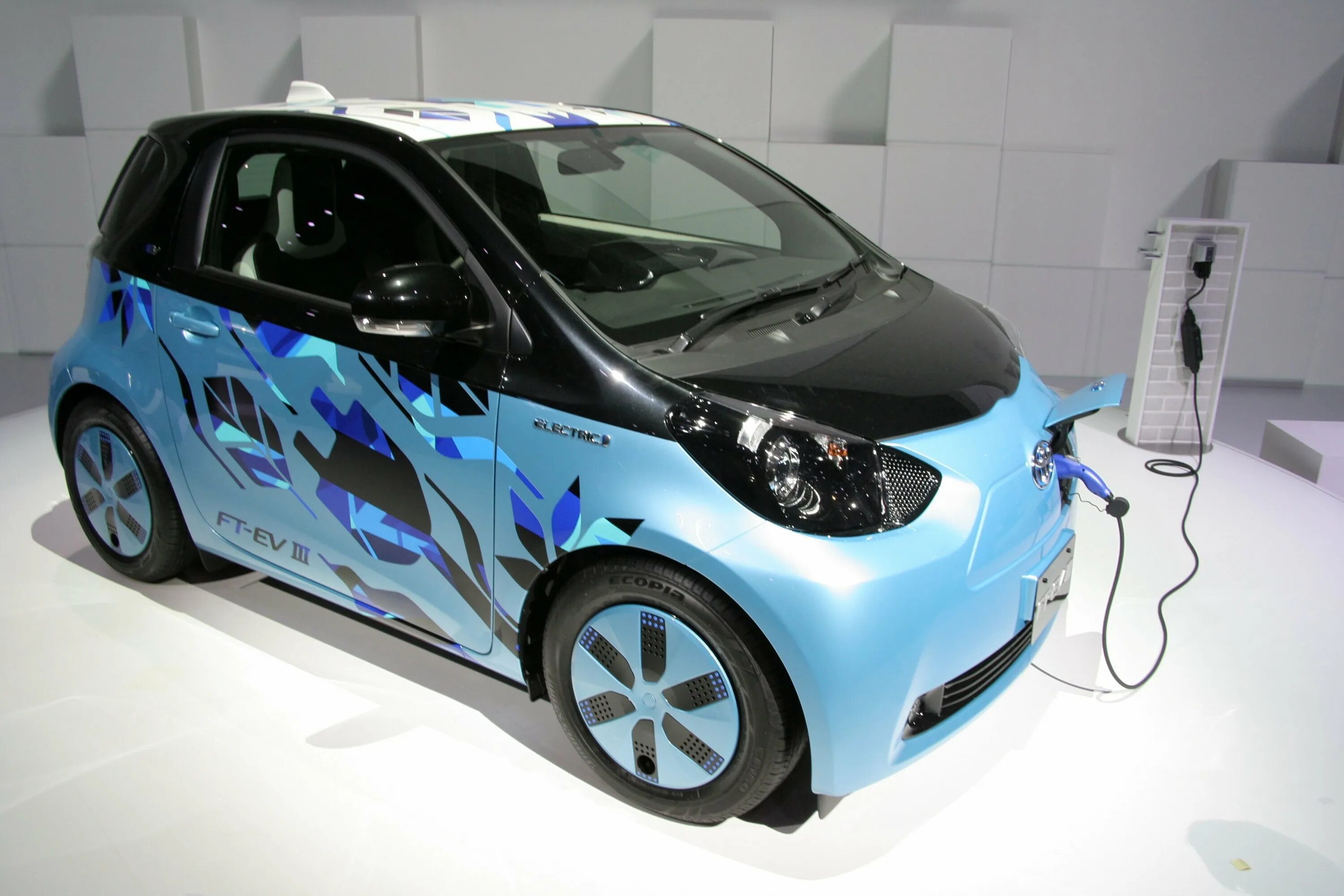 Тойота электромобиль гибрид. Японский электромобиль Тойота Приус. Toyota IQ Electric. Toyota Electric car 2020. Амбер авто электромобиль