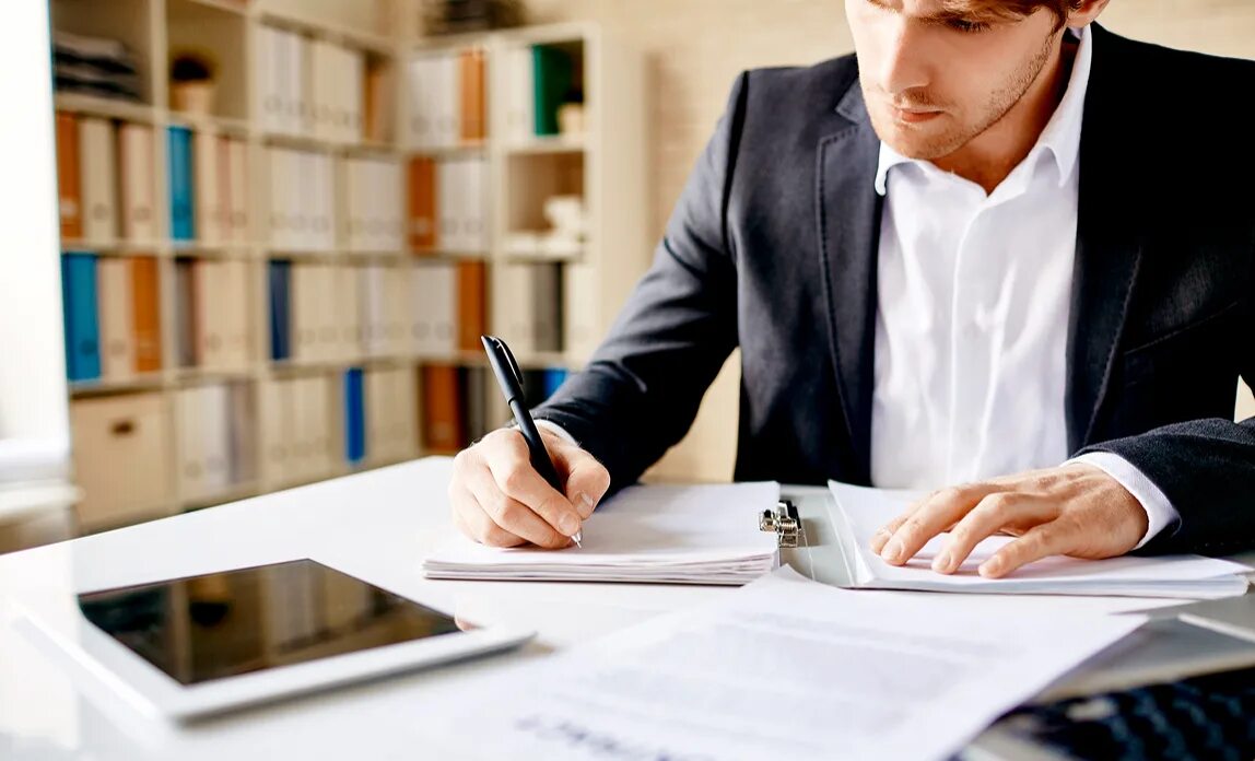 индивидуальный предприниматель проблемы. успешный бизнесмен. мужчина бизнесмен. успешный менеджер. бизнесмен с калькулятором.