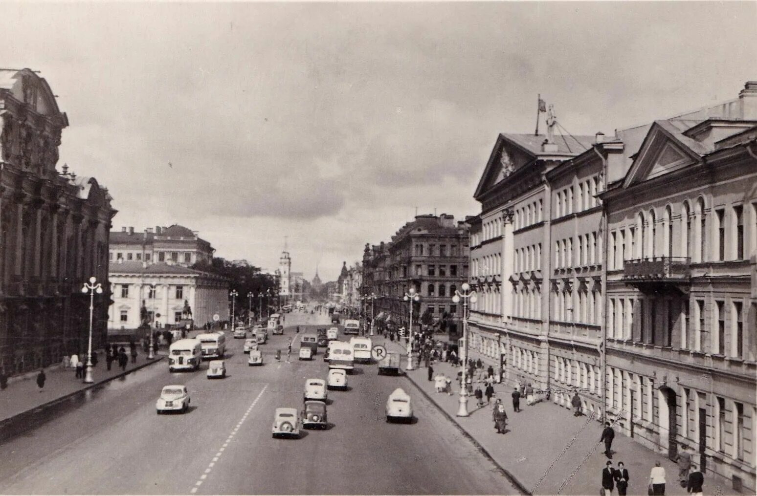 Спб 40. Невский проспект в 1950 Ленинград. Невский проспект Ленинград 1940. Невский проспект 1930. Довоенный Невский проспект Ленинград.