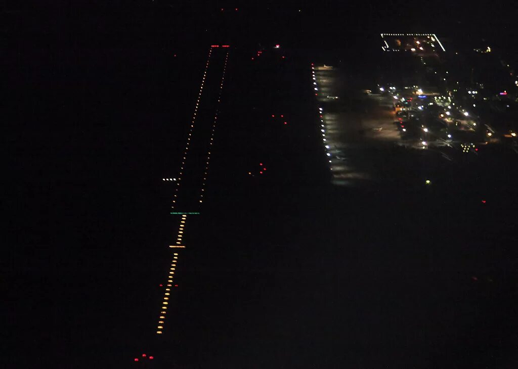 Работают ли аэропорты ночью. Аэропорт ночью вид сверху. Аэропорт сверху ночью. Домодедово ночью с высоты аэропорт. Самолеты в Пулково ночью.