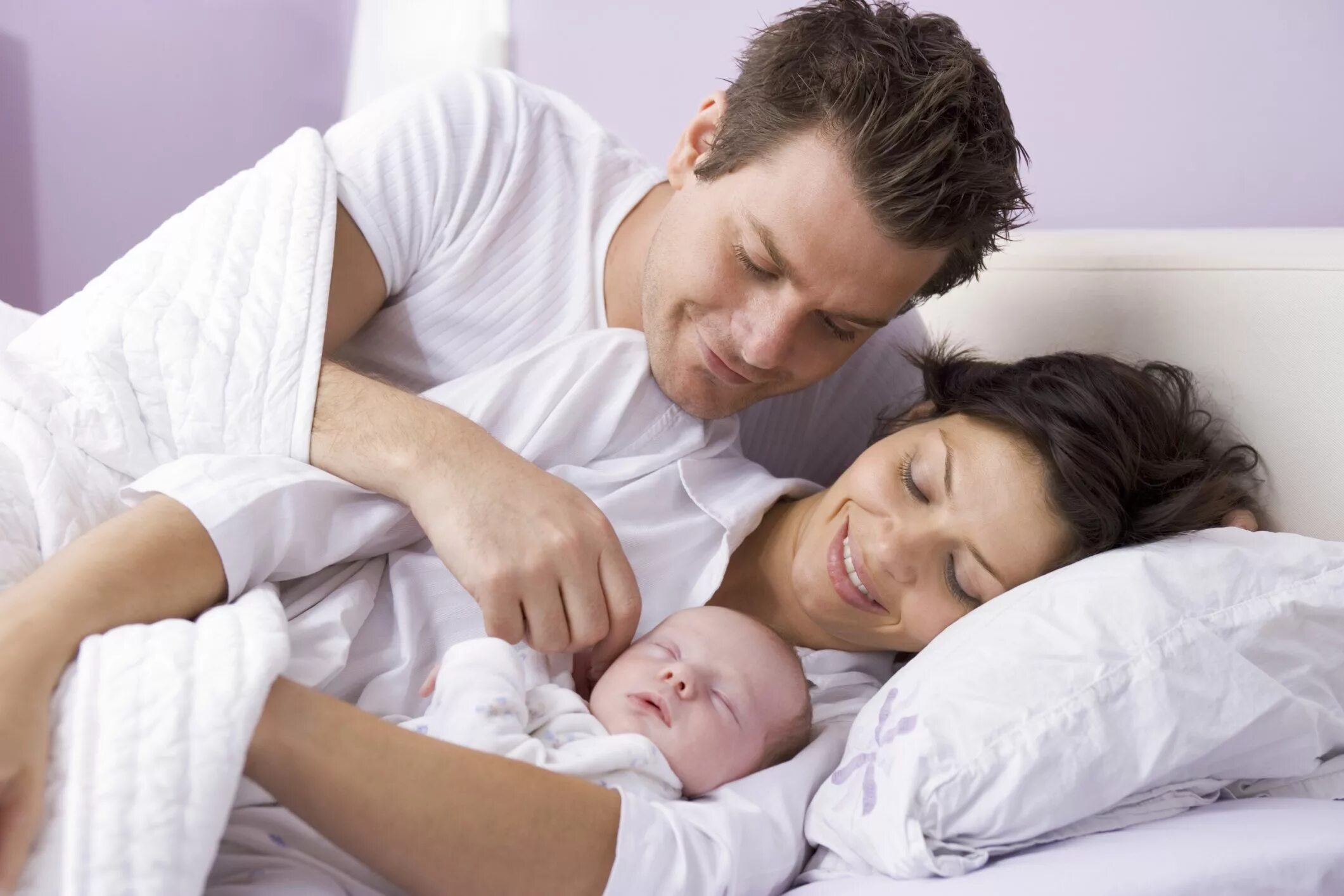 Мама мужское. Совместный сон с ребенком. Счастливая семья с новорожденным. Фотосессия с новорожденным и мужем. Мама папа и новорожденный.