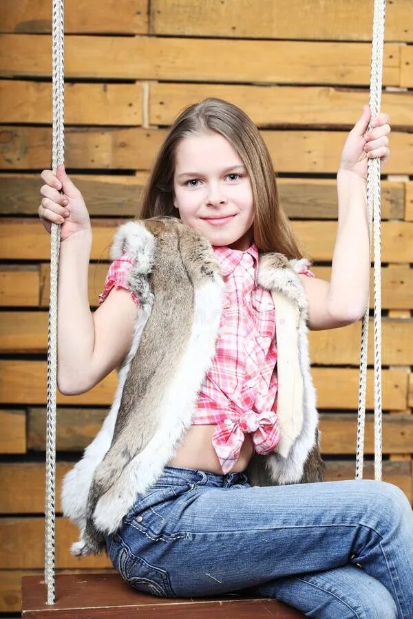 Молодая показывает писту. Веселая девочка подросток. Девочки подростки на природе. Сиенна миллер +18. Сестра подросток и младший брат.