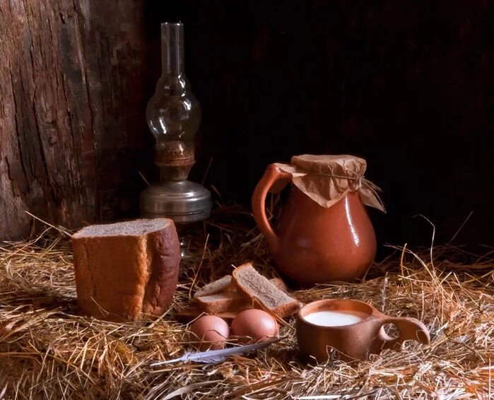 фермерская молочная продукция. молоко и бык сила энергия. скирда соломы. крынка с молоком. коровник с сеновалом.