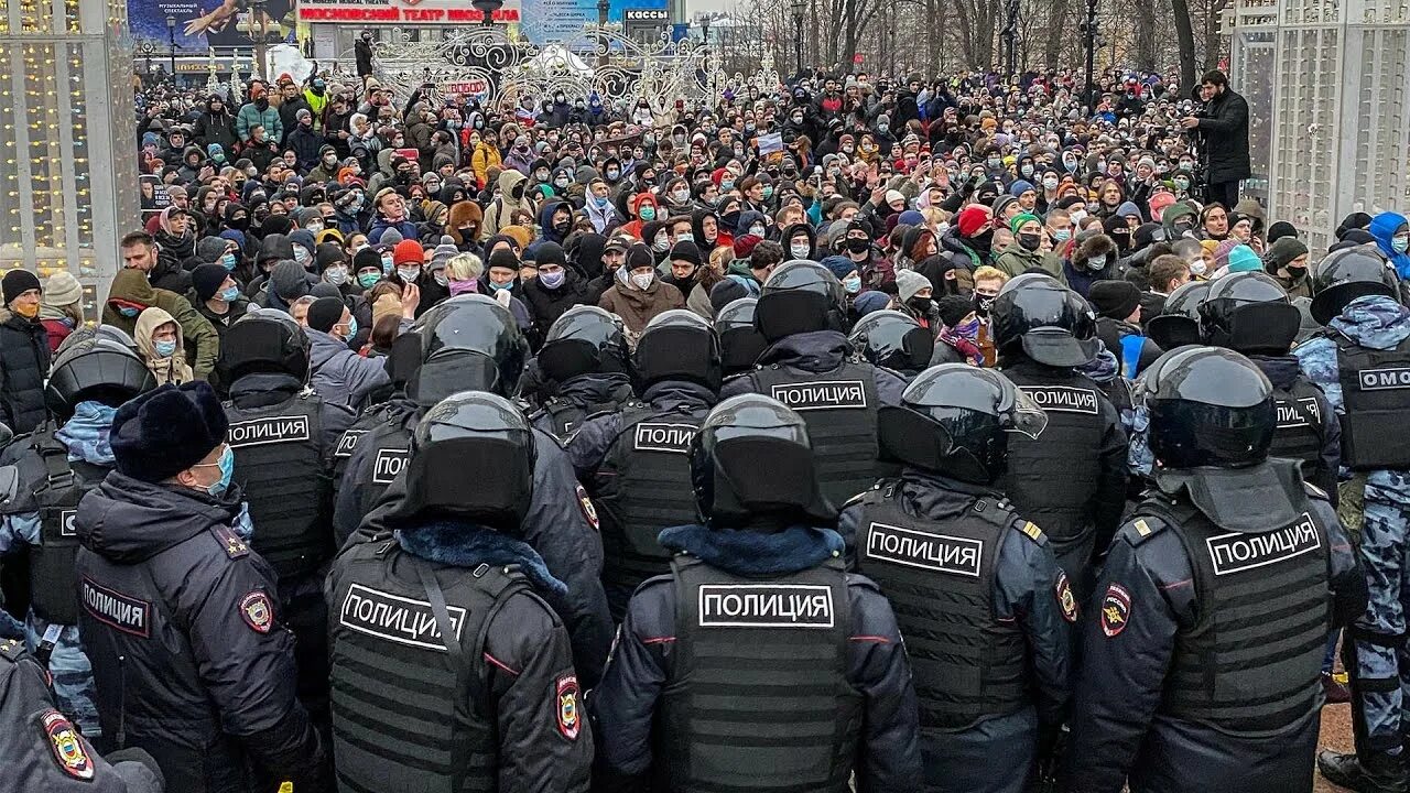 Проходить митинг. Общение с участниками митингов демонстраций публичных демаршей. протесты в поддержку алексея навального. марьясов на митинге.