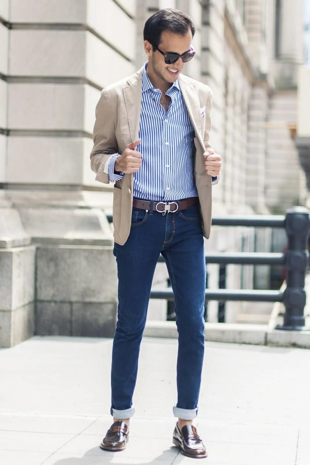 Голубая рубашка с джинсами. Классический повседневный стиль мужской. Джинсы с рубашкой мужские. Стиль Кэжуал для мужчин. Стиль смарт Кэжуал для мужчин.