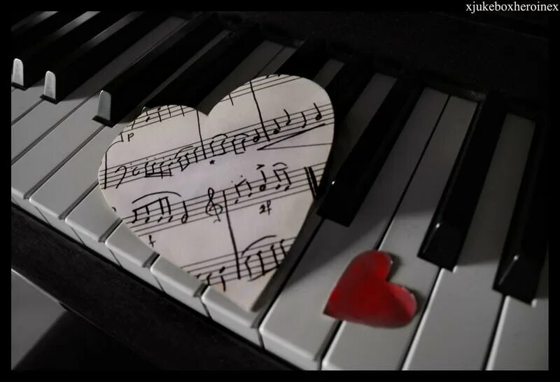 Мелодия любви. Ноты любви. Сердце звучит. Открытка с любимым музыкантом.