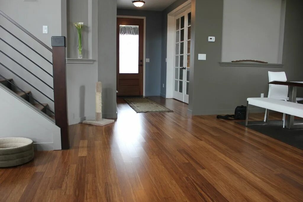 Дубовый паркет под маслом. Ламинат falquon blue line wood plateau merbau d2916. Паркетная доска в интерьере. Паркетная доска светлая karelia blanco дуб браш. Глянцевый ламинат.