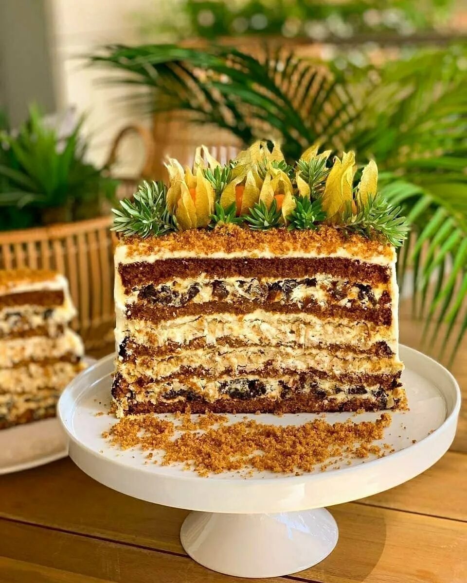 Тирамису в виде торта. Медовик с заварным кремом нежный пропитанный большой. Тортик с медовыми коржами. Торт катарина медовик. Торт пропитанный нежный.